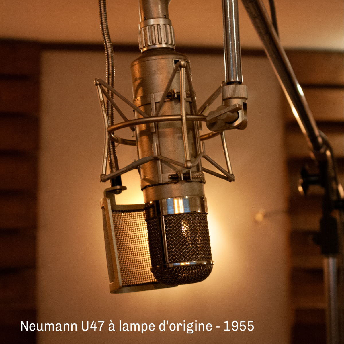 Neumann U47 à lampe Soundlab Studios Soundlab Studios Neumann U47 à lampe d'origine datant de 1955, Meilleur micro, enregistrement qualité, beau son Cardioïde Omnidirectionnel, rare
