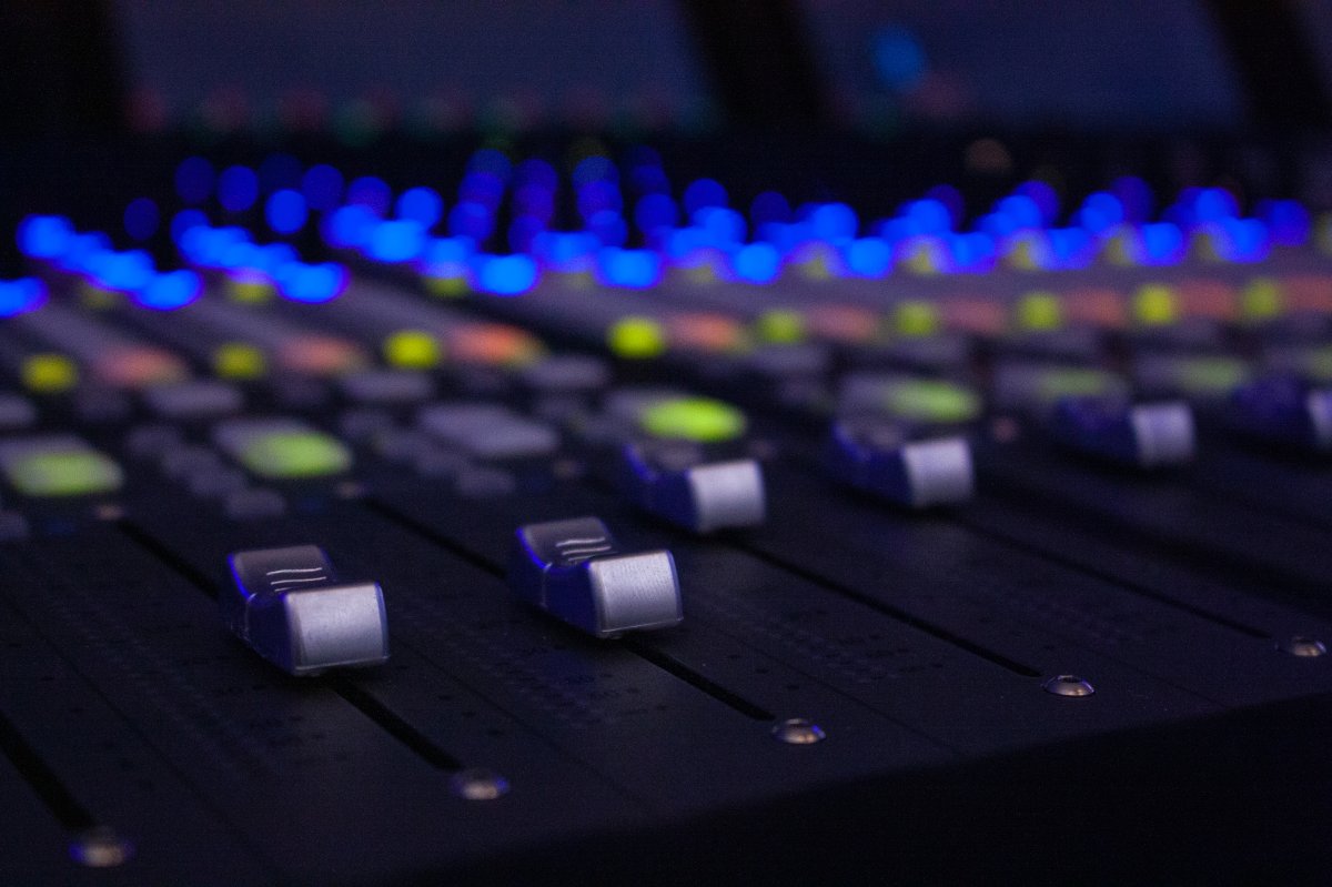 Mixage à l’image Soundlab Studios Services Soundlab Studios, mixage de musique dans tous les styles sur console Euphonie S5, groupe, musicien, album