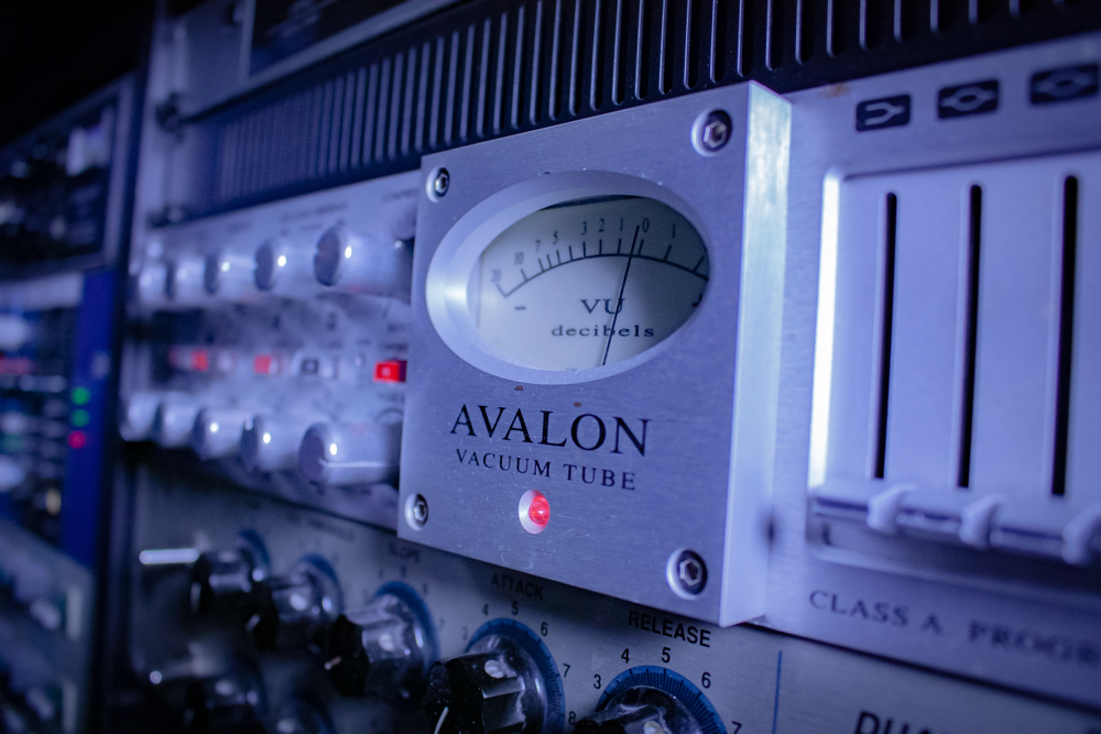 Mastering Professionnel Soundlab Studios Services Soundlab Studios mastering professionnel, chaine de traitement numérique analogique Avalon Vacuum Tube 747 sp Hardware