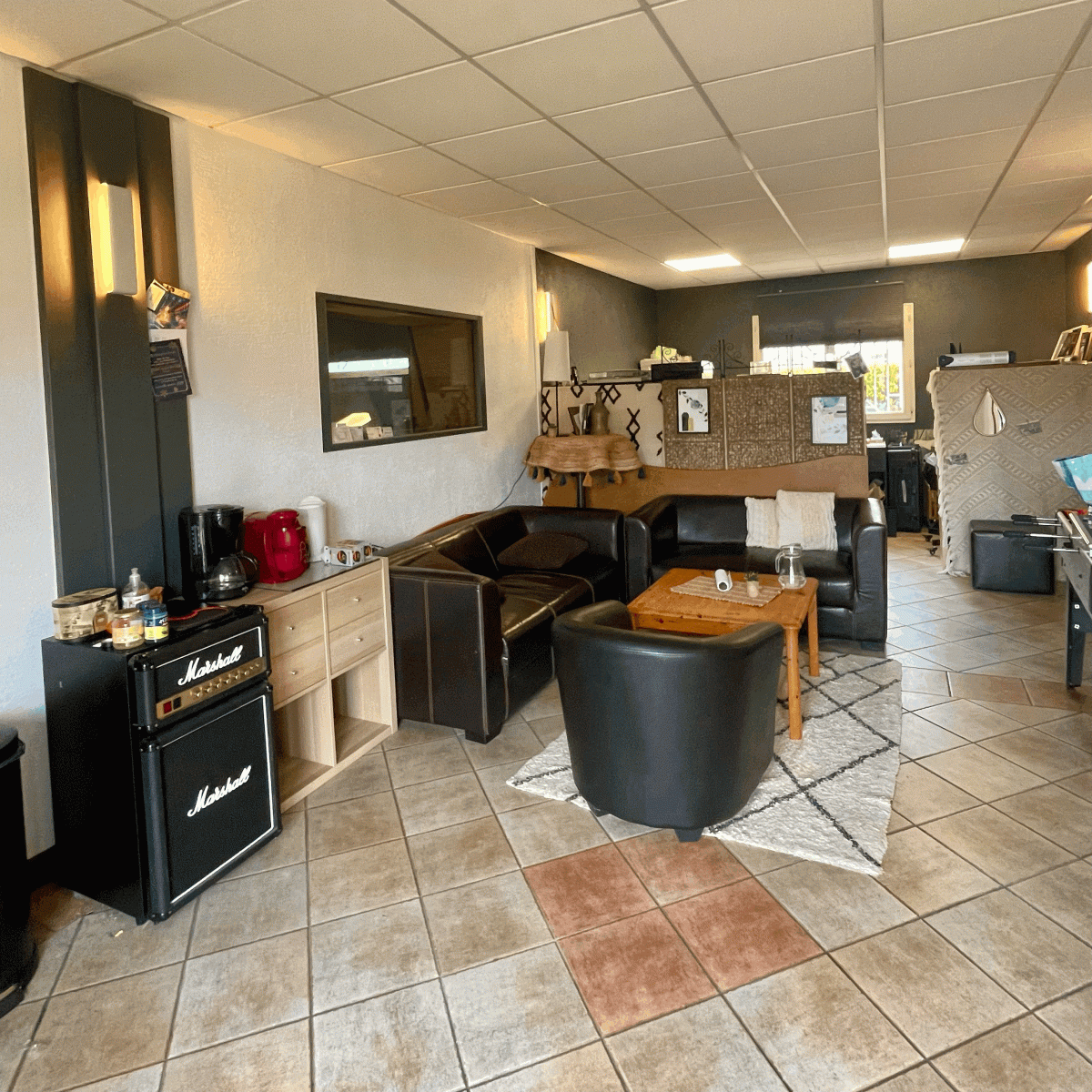 Salon Soundlab Studios. Salon de Soundlab Studios. Entrée et pièce de vie pour accueillir les clients et artistes. Chaleureux et paisible avec canapés et frigo